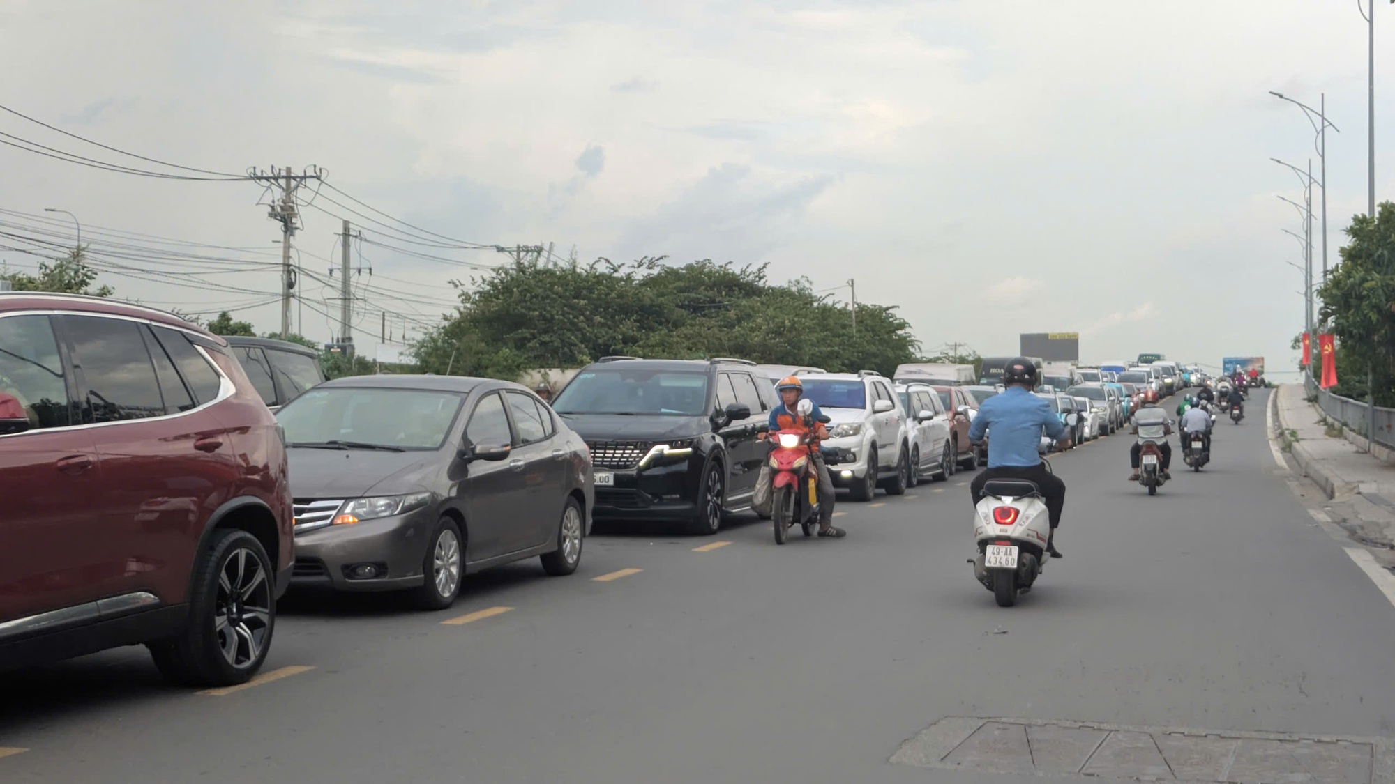 Cận cảnh người dân TP HCM về quê nghỉ lễ ở nhiều tuyến đường chiều tối 29-8- Ảnh 2.