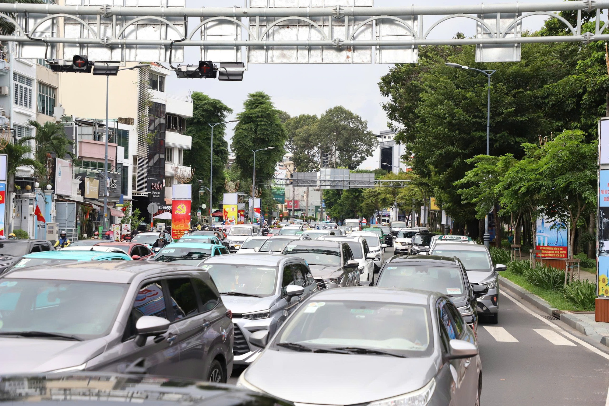 Cận cảnh người dân TP HCM về quê nghỉ lễ ở nhiều tuyến đường chiều tối 29-8- Ảnh 18.