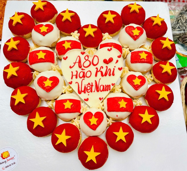 Đại gia đình 20 người với mâm cỗ đủ xôi, gà trên vỉa hè chờ tổng duyệt diễu binh A80- Ảnh 5. Đại gia đình 20 người với mâm cỗ đủ xôi, gà trên vỉa hè chờ tổng duyệt diễu binh A80- Ảnh 5.