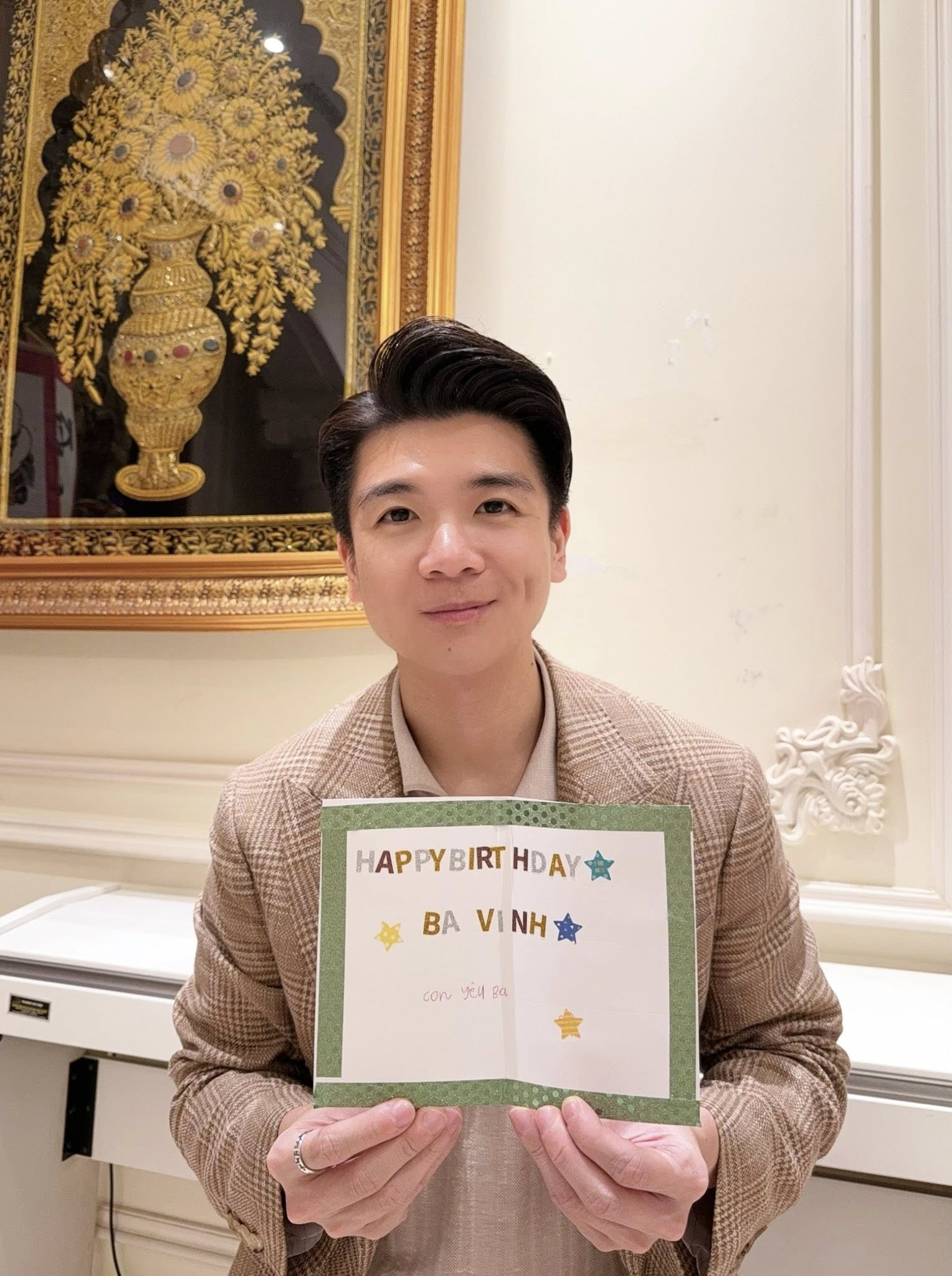 Bố đơn thân nghìn tỷ nhà bầu Hiển khoe visual sáng bừng, chiếm spotlight khi thăm quan triển lãm hot nhất tháng 8- Ảnh 3. Bố đơn thân nghìn tỷ nhà bầu Hiển khoe visual sáng bừng, chiếm spotlight khi thăm quan triển lãm hot nhất tháng 8- Ảnh 3.