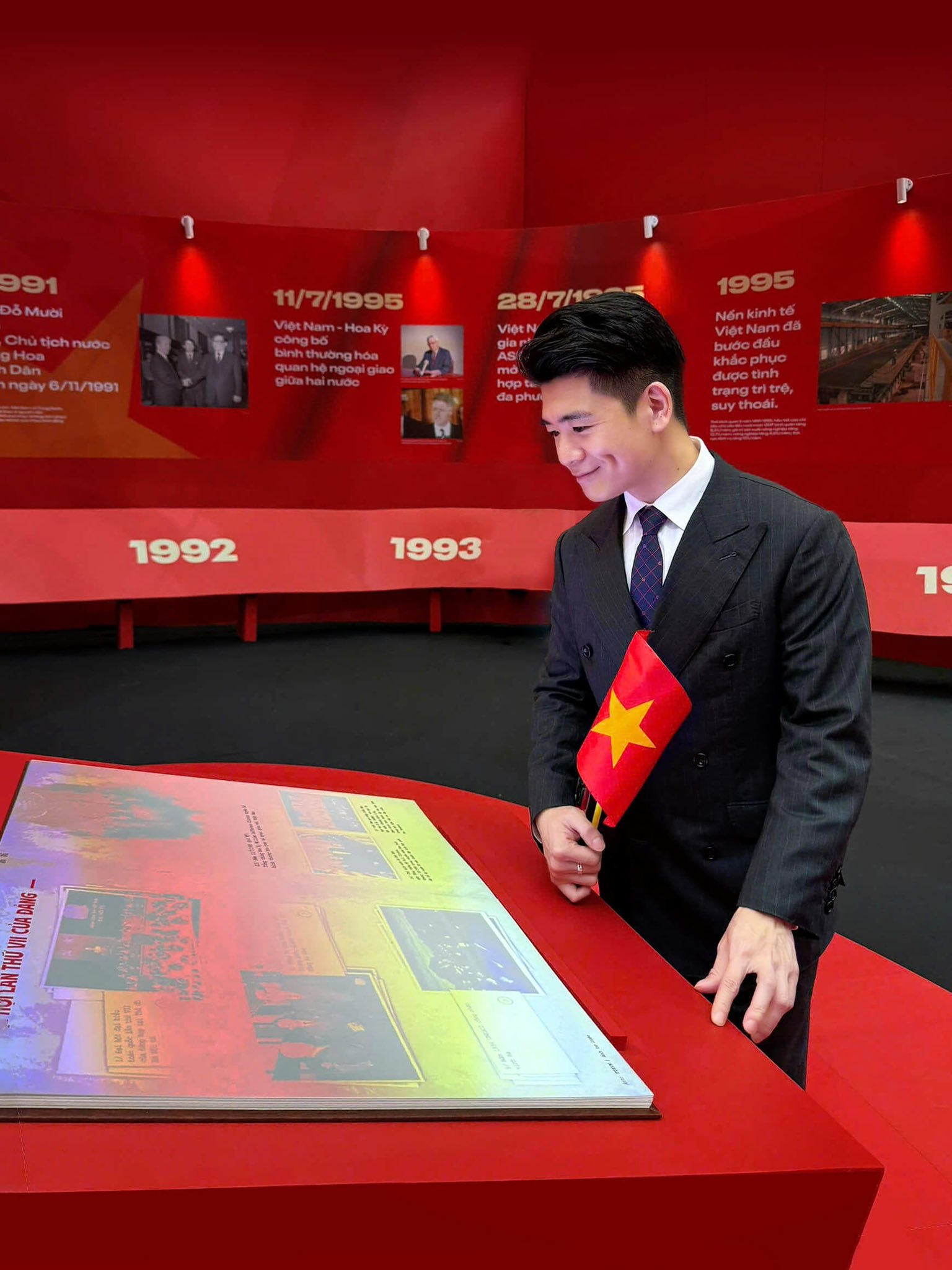 Bố đơn thân nghìn tỷ nhà bầu Hiển khoe visual sáng bừng, chiếm spotlight khi thăm quan triển lãm hot nhất tháng 8- Ảnh 1. Bố đơn thân nghìn tỷ nhà bầu Hiển khoe visual sáng bừng, chiếm spotlight khi thăm quan triển lãm hot nhất tháng 8- Ảnh 1.