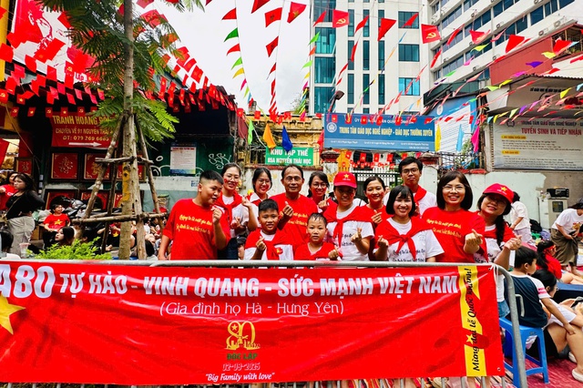 Đại gia đình 20 người với mâm cỗ đủ xôi, gà trên vỉa hè chờ tổng duyệt diễu binh A80- Ảnh 3. Đại gia đình 20 người với mâm cỗ đủ xôi, gà trên vỉa hè chờ tổng duyệt diễu binh A80- Ảnh 3.