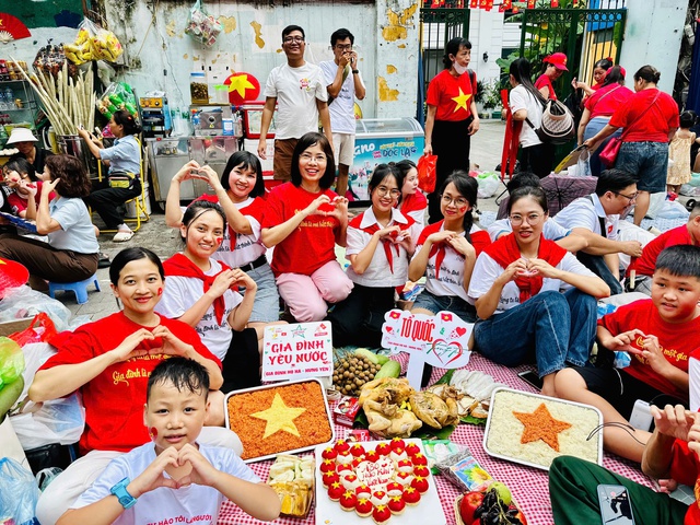 Đại gia đình 20 người với mâm cỗ đủ xôi, gà trên vỉa hè chờ tổng duyệt diễu binh A80- Ảnh 4. Đại gia đình 20 người với mâm cỗ đủ xôi, gà trên vỉa hè chờ tổng duyệt diễu binh A80- Ảnh 4.