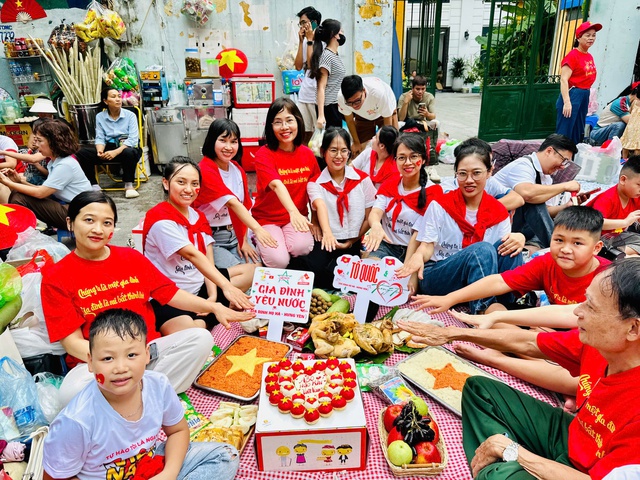 Đại gia đình 20 người với mâm cỗ đủ xôi, gà trên vỉa hè chờ tổng duyệt diễu binh A80- Ảnh 1. Đại gia đình 20 người với mâm cỗ đủ xôi, gà trên vỉa hè chờ tổng duyệt diễu binh A80- Ảnh 1.