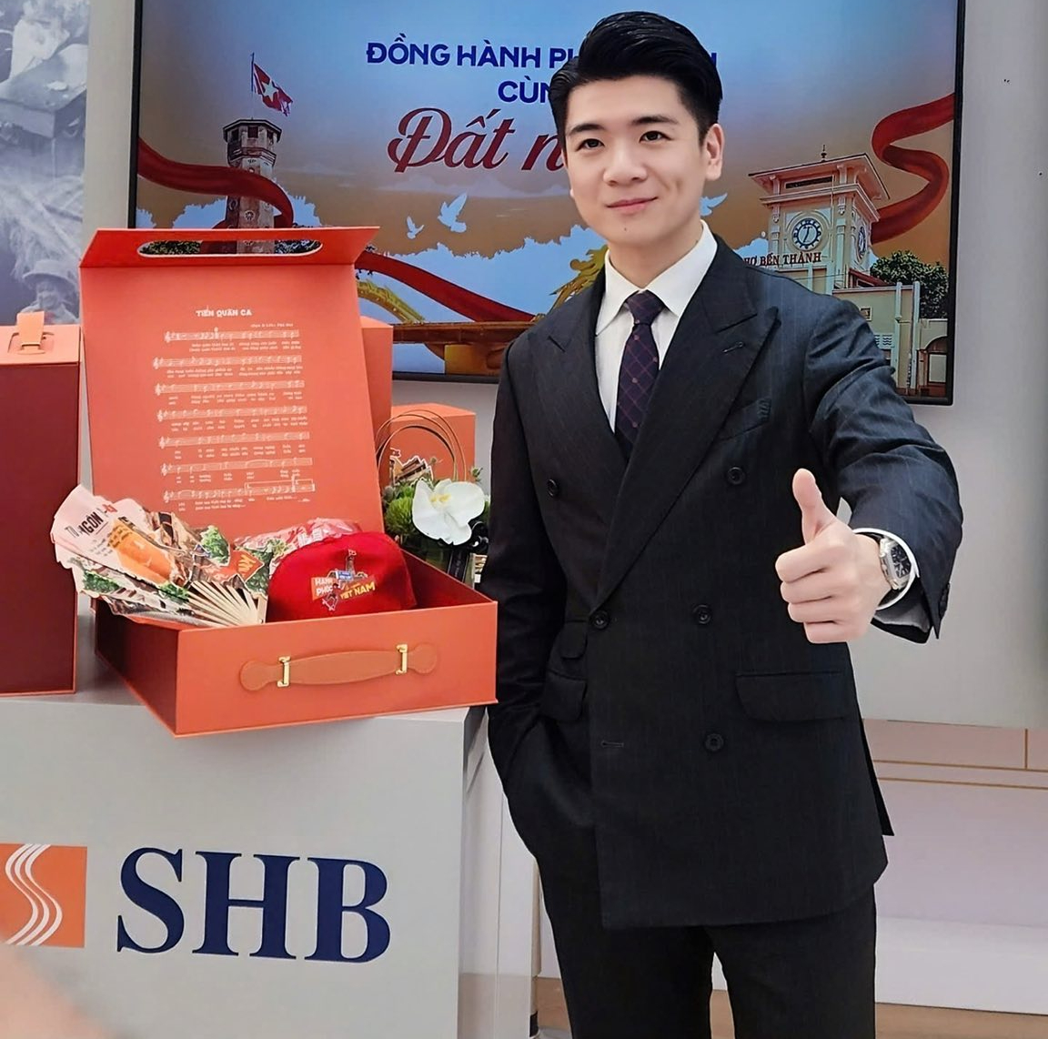 Bố đơn thân nghìn tỷ nhà bầu Hiển khoe visual sáng bừng, chiếm spotlight khi thăm quan triển lãm hot nhất tháng 8- Ảnh 2. Bố đơn thân nghìn tỷ nhà bầu Hiển khoe visual sáng bừng, chiếm spotlight khi thăm quan triển lãm hot nhất tháng 8- Ảnh 2.