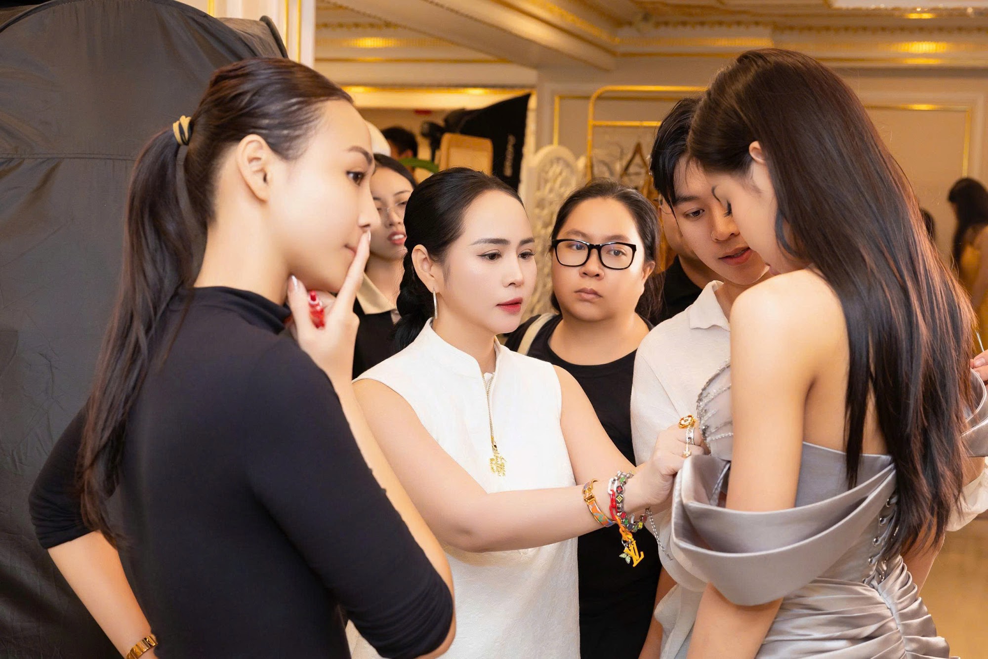 Không khí tất bật hậu trường trước giờ G của Vietnam Beauty Fashion Fest lần thứ 12- Ảnh 2.