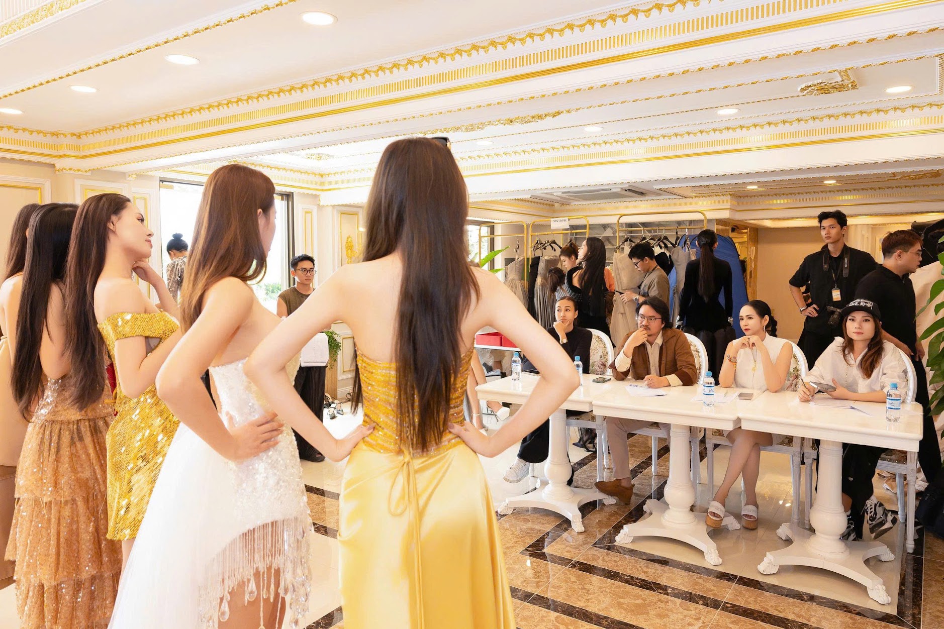 Không khí tất bật hậu trường trước giờ G của Vietnam Beauty Fashion Fest lần thứ 12- Ảnh 1.