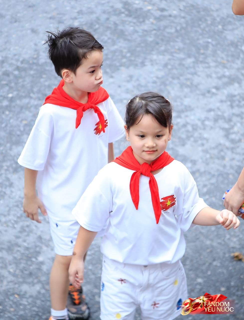 Bố đơn thân nghìn tỷ nhà bầu Hiển khoe visual sáng bừng, chiếm spotlight khi thăm quan triển lãm hot nhất tháng 8- Ảnh 6. Bố đơn thân nghìn tỷ nhà bầu Hiển khoe visual sáng bừng, chiếm spotlight khi thăm quan triển lãm hot nhất tháng 8- Ảnh 6.