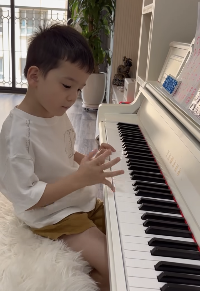 Bố đơn thân nghìn tỷ nhà bầu Hiển khoe visual sáng bừng, chiếm spotlight khi thăm quan triển lãm hot nhất tháng 8- Ảnh 5. Bố đơn thân nghìn tỷ nhà bầu Hiển khoe visual sáng bừng, chiếm spotlight khi thăm quan triển lãm hot nhất tháng 8- Ảnh 5.