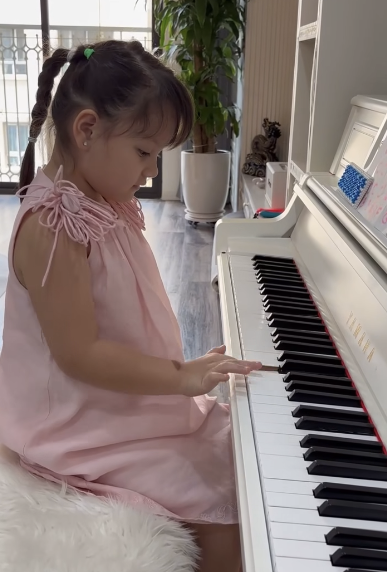 Bố đơn thân nghìn tỷ nhà bầu Hiển khoe visual sáng bừng, chiếm spotlight khi thăm quan triển lãm hot nhất tháng 8- Ảnh 4. Bố đơn thân nghìn tỷ nhà bầu Hiển khoe visual sáng bừng, chiếm spotlight khi thăm quan triển lãm hot nhất tháng 8- Ảnh 4.