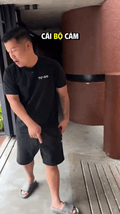 Viral nhất TikTok: Ngôi nhà "bất khả xâm phạm" giữa biển nước Hà Nội nhờ cửa chống ngập 200 triệu, chủ nhà là ông trùm chuỗi Nhậu Tự Do cực hot!- Ảnh 3.