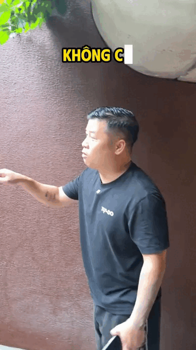 Viral nhất TikTok: Ngôi nhà "bất khả xâm phạm" giữa biển nước Hà Nội nhờ cửa chống ngập 200 triệu, chủ nhà là ông trùm chuỗi Nhậu Tự Do cực hot!- Ảnh 1.