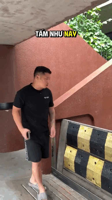 Viral nhất TikTok: Ngôi nhà "bất khả xâm phạm" giữa biển nước Hà Nội nhờ cửa chống ngập 200 triệu, chủ nhà là ông trùm chuỗi Nhậu Tự Do cực hot!- Ảnh 2.