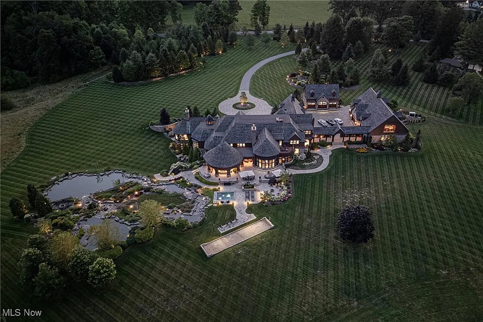 "Nhà tân hôn" 457 tỷ của Taylor Swift - Travis Kelce: Sang chảnh đến lóa mắt, "cô tiếng Anh và thầy thể dục" ở đây là đúng bài!- Ảnh 1.