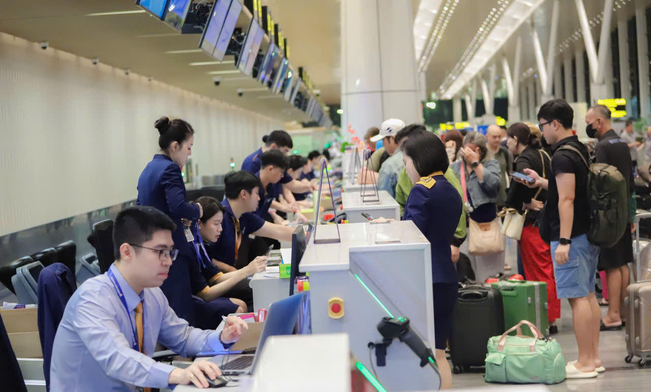 Bất ngờ giá vé máy bay từ TP HCM đi Hà Nội trước lễ diễu binh, diễu hành - Ảnh 3.