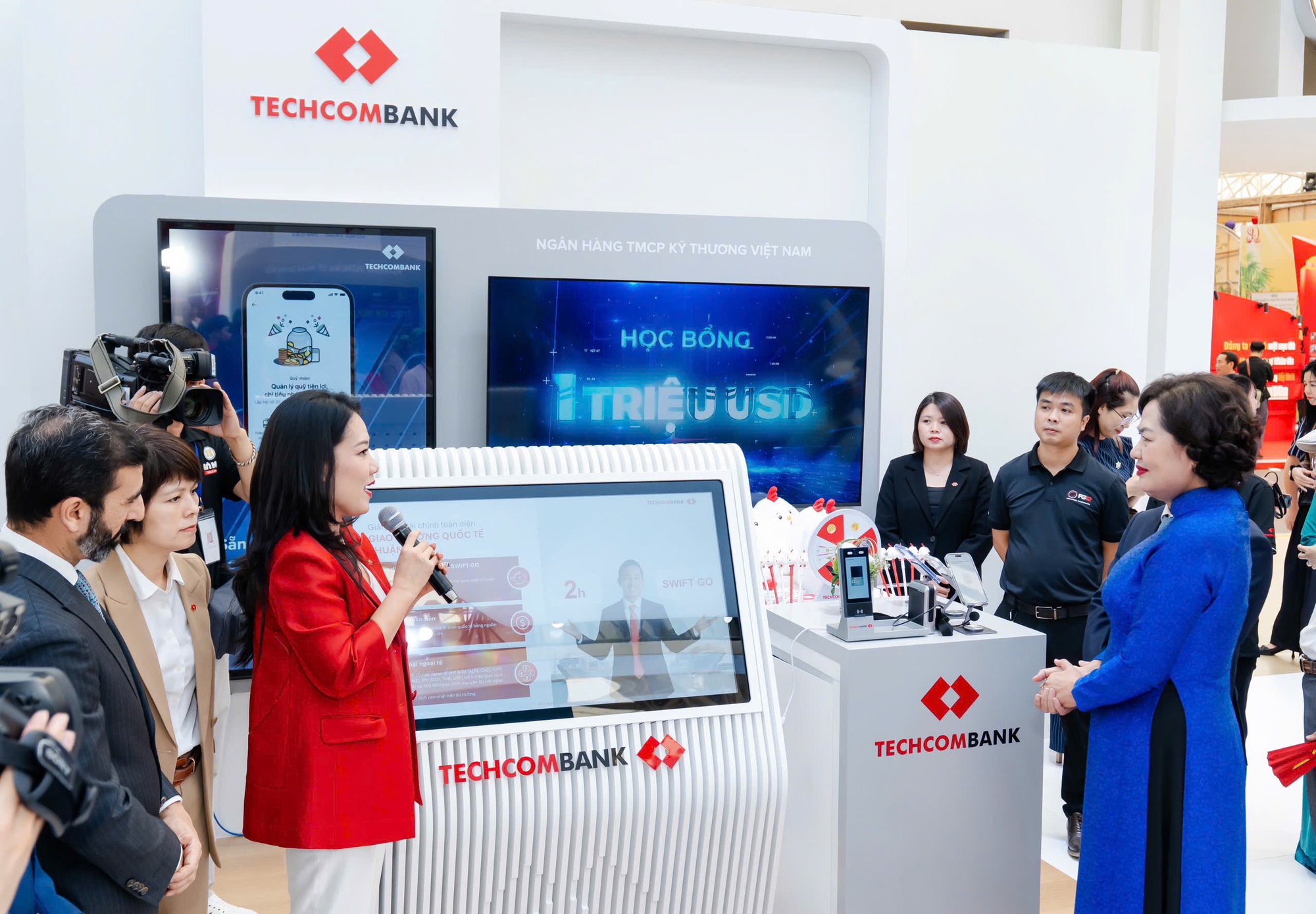 Techcombank ghi dấu ấn tại “Triển lãm thành tựu đất nước” - Ảnh 1.