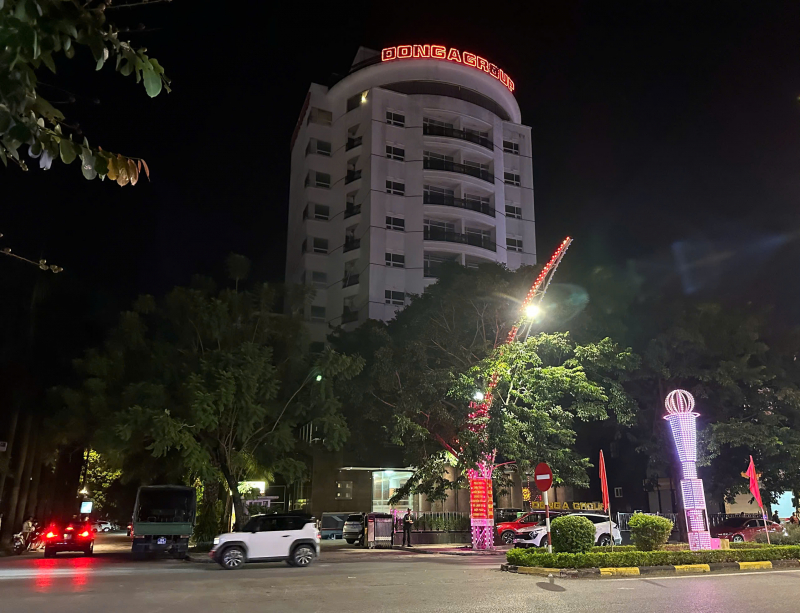 Ảnh khám xét dinh thự và nơi làm việc của "bầu Đoan" - Ảnh 1. Ảnh khám xét dinh thự và nơi làm việc của "bầu Đoan" - Ảnh 1.