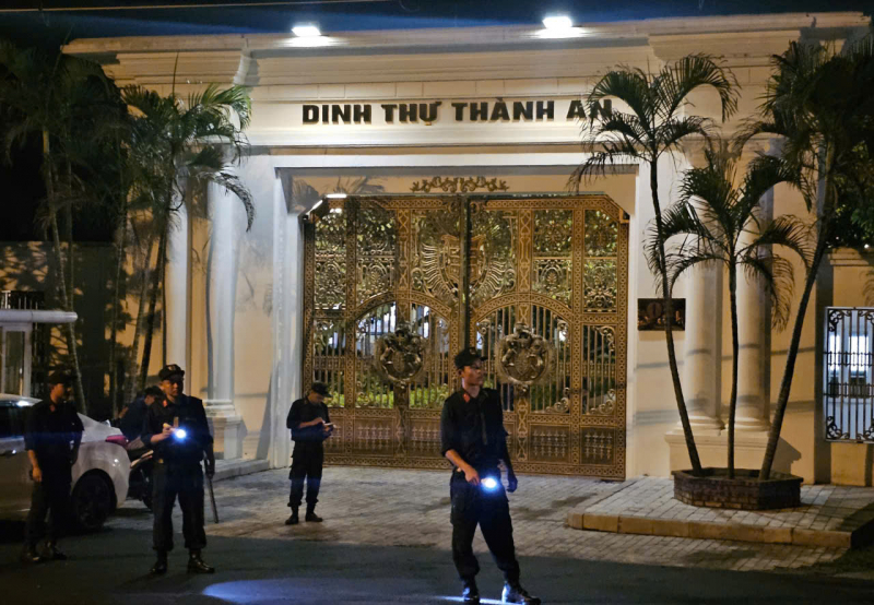 Ảnh khám xét dinh thự và nơi làm việc của "bầu Đoan" - Ảnh 4. Ảnh khám xét dinh thự và nơi làm việc của "bầu Đoan" - Ảnh 4.