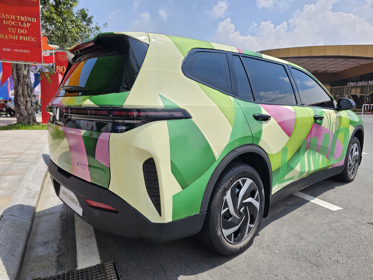 Cận cảnh dàn xe điện VinFast màu "độc lạ" lần đầu xuất hiện tại triển lãm lớn nhất lịch sử- Ảnh 4. Cận cảnh dàn xe điện VinFast màu "độc lạ" lần đầu xuất hiện tại triển lãm lớn nhất lịch sử- Ảnh 4.