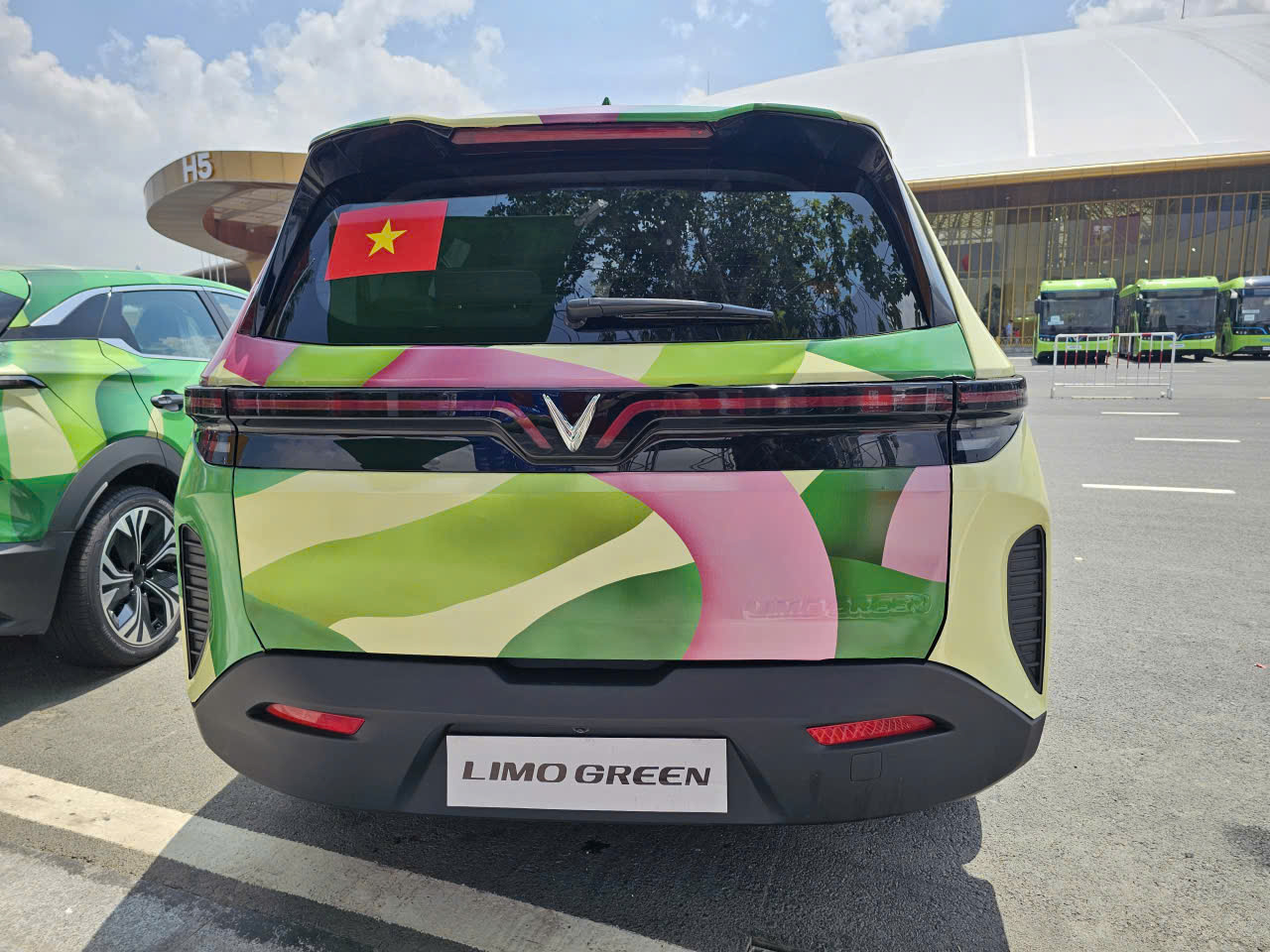 Cận cảnh dàn xe điện VinFast màu "độc lạ" lần đầu xuất hiện tại triển lãm lớn nhất lịch sử- Ảnh 3. Cận cảnh dàn xe điện VinFast màu "độc lạ" lần đầu xuất hiện tại triển lãm lớn nhất lịch sử- Ảnh 3.