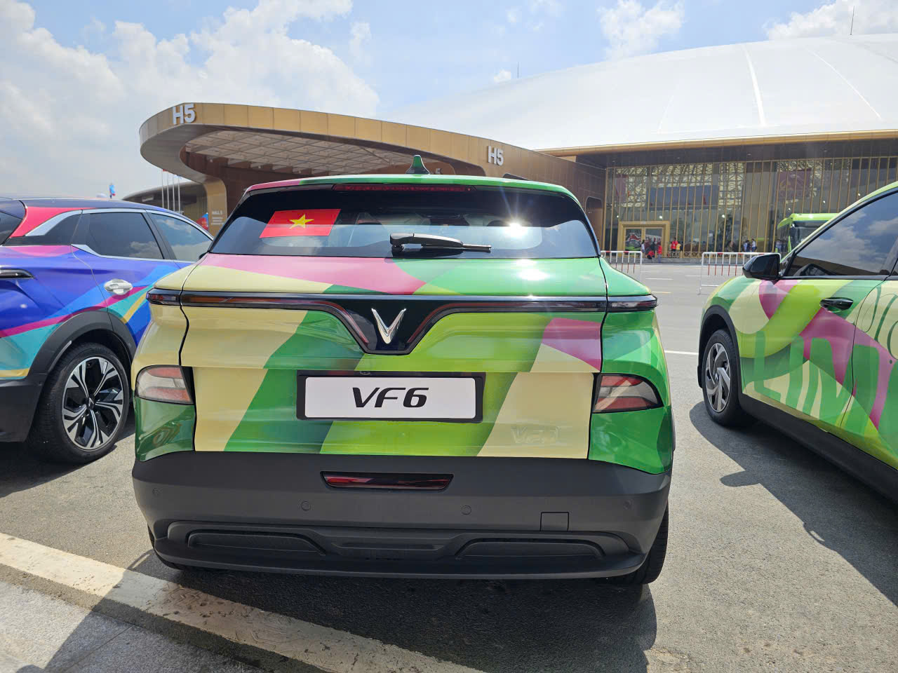 Cận cảnh dàn xe điện VinFast màu "độc lạ" lần đầu xuất hiện tại triển lãm lớn nhất lịch sử- Ảnh 5. Cận cảnh dàn xe điện VinFast màu "độc lạ" lần đầu xuất hiện tại triển lãm lớn nhất lịch sử- Ảnh 5.