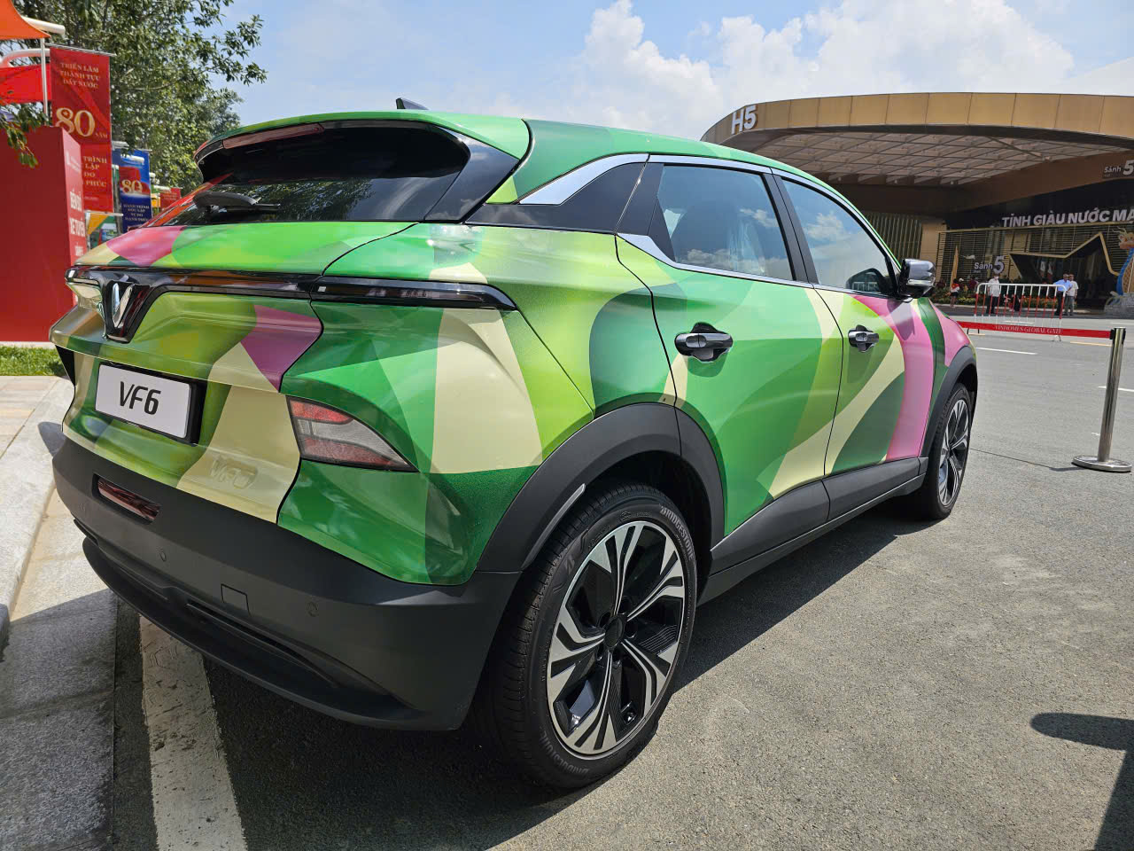 Cận cảnh dàn xe điện VinFast màu "độc lạ" lần đầu xuất hiện tại triển lãm lớn nhất lịch sử- Ảnh 6. Cận cảnh dàn xe điện VinFast màu "độc lạ" lần đầu xuất hiện tại triển lãm lớn nhất lịch sử- Ảnh 6.