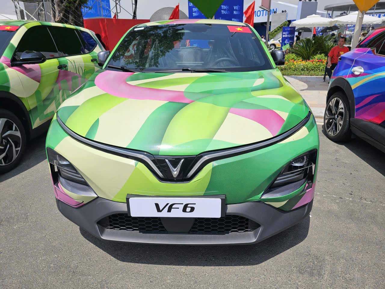 Cận cảnh dàn xe điện VinFast màu "độc lạ" lần đầu xuất hiện tại triển lãm lớn nhất lịch sử- Ảnh 7. Cận cảnh dàn xe điện VinFast màu "độc lạ" lần đầu xuất hiện tại triển lãm lớn nhất lịch sử- Ảnh 7.