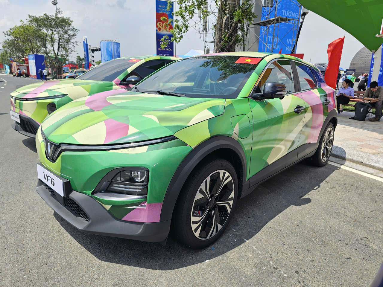 Cận cảnh dàn xe điện VinFast màu "độc lạ" lần đầu xuất hiện tại triển lãm lớn nhất lịch sử- Ảnh 8. Cận cảnh dàn xe điện VinFast màu "độc lạ" lần đầu xuất hiện tại triển lãm lớn nhất lịch sử- Ảnh 8.