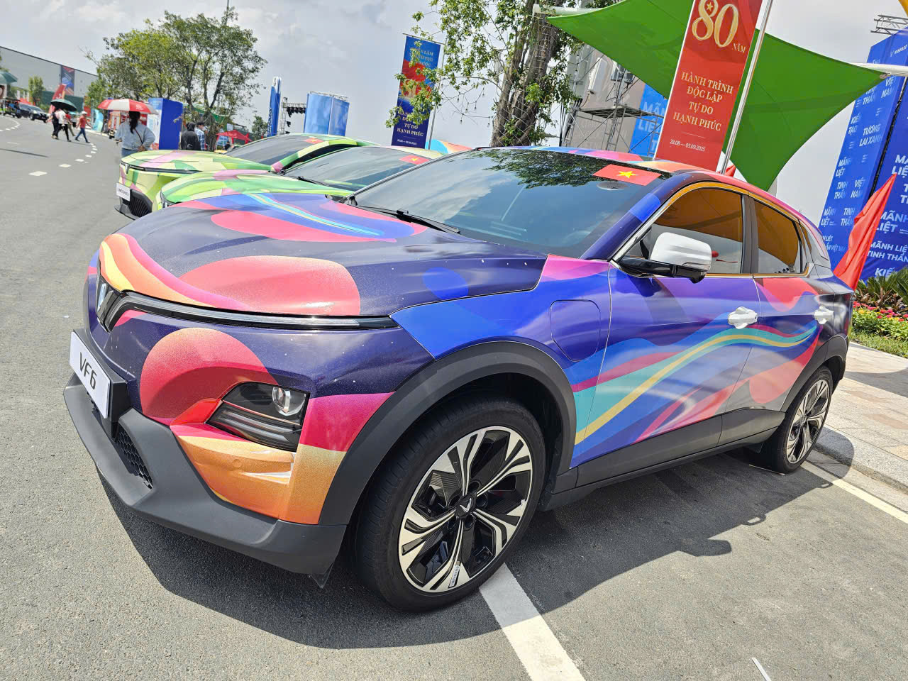 Cận cảnh dàn xe điện VinFast màu "độc lạ" lần đầu xuất hiện tại triển lãm lớn nhất lịch sử- Ảnh 9. Cận cảnh dàn xe điện VinFast màu "độc lạ" lần đầu xuất hiện tại triển lãm lớn nhất lịch sử- Ảnh 9.