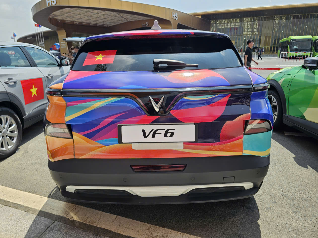 Cận cảnh dàn xe điện VinFast màu "độc lạ" lần đầu xuất hiện tại triển lãm lớn nhất lịch sử- Ảnh 10. Cận cảnh dàn xe điện VinFast màu "độc lạ" lần đầu xuất hiện tại triển lãm lớn nhất lịch sử- Ảnh 10.