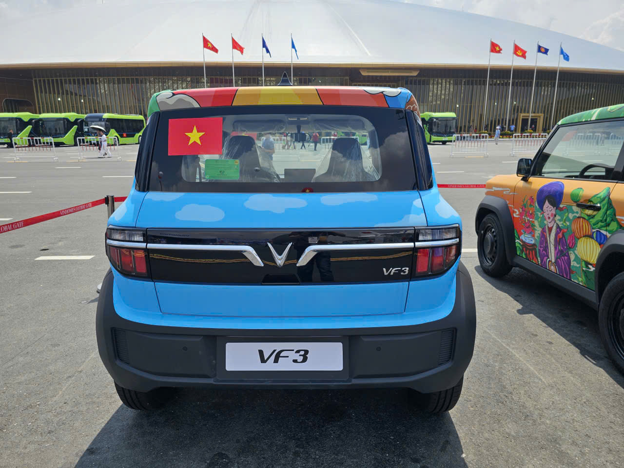 Cận cảnh dàn xe điện VinFast màu "độc lạ" lần đầu xuất hiện tại triển lãm lớn nhất lịch sử- Ảnh 21. Cận cảnh dàn xe điện VinFast màu "độc lạ" lần đầu xuất hiện tại triển lãm lớn nhất lịch sử- Ảnh 21.