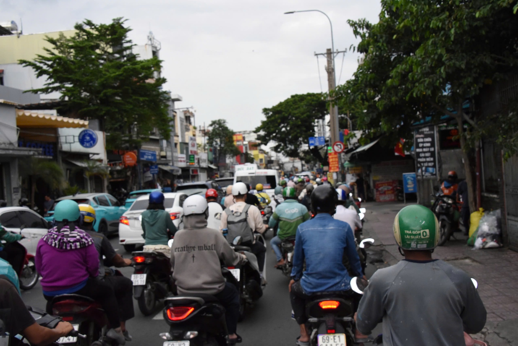 Cận cảnh người dân TP HCM về quê nghỉ lễ ở nhiều tuyến đường chiều tối 29-8- Ảnh 8.