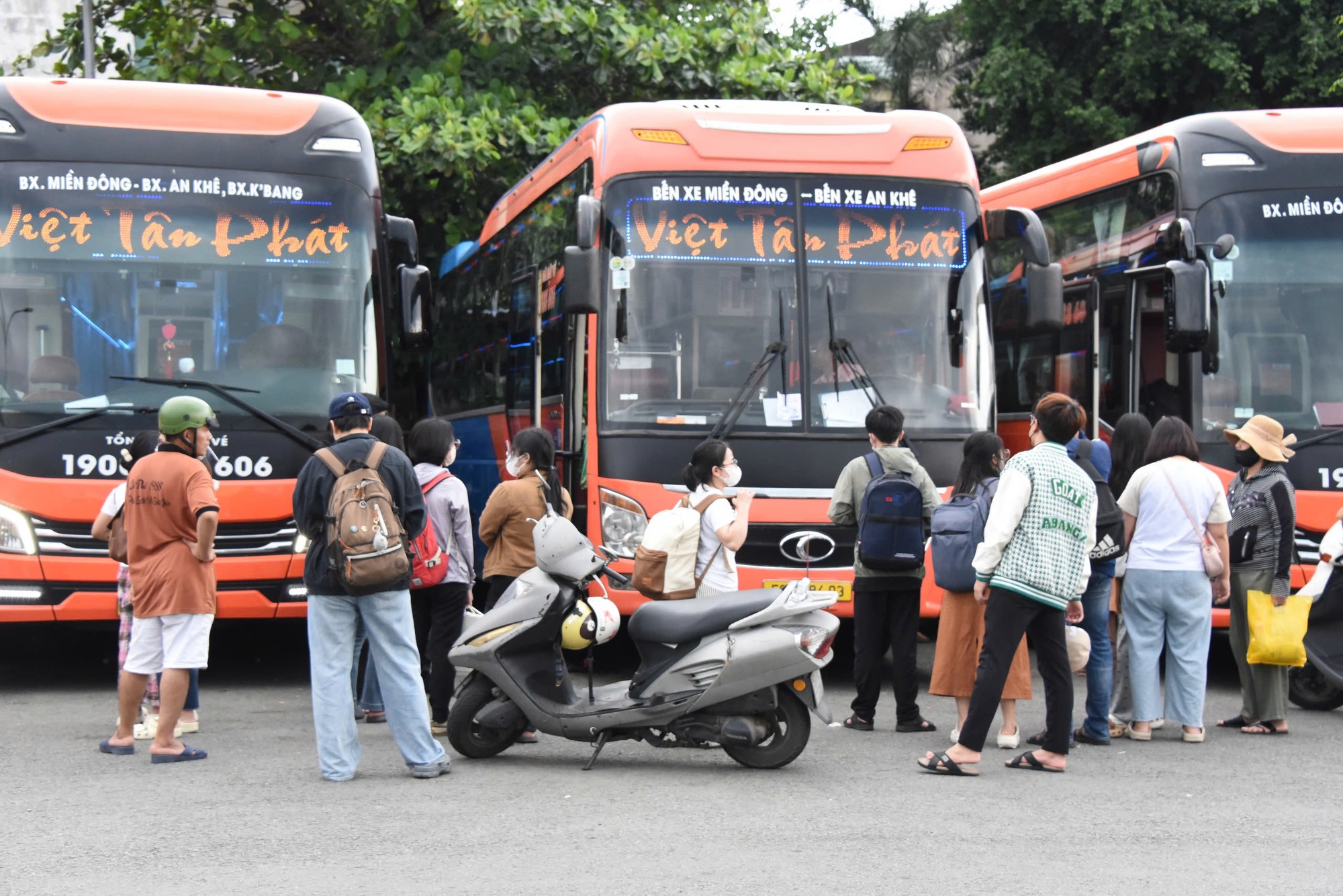 Cận cảnh người dân TP HCM về quê nghỉ lễ ở nhiều tuyến đường chiều tối 29-8- Ảnh 6.