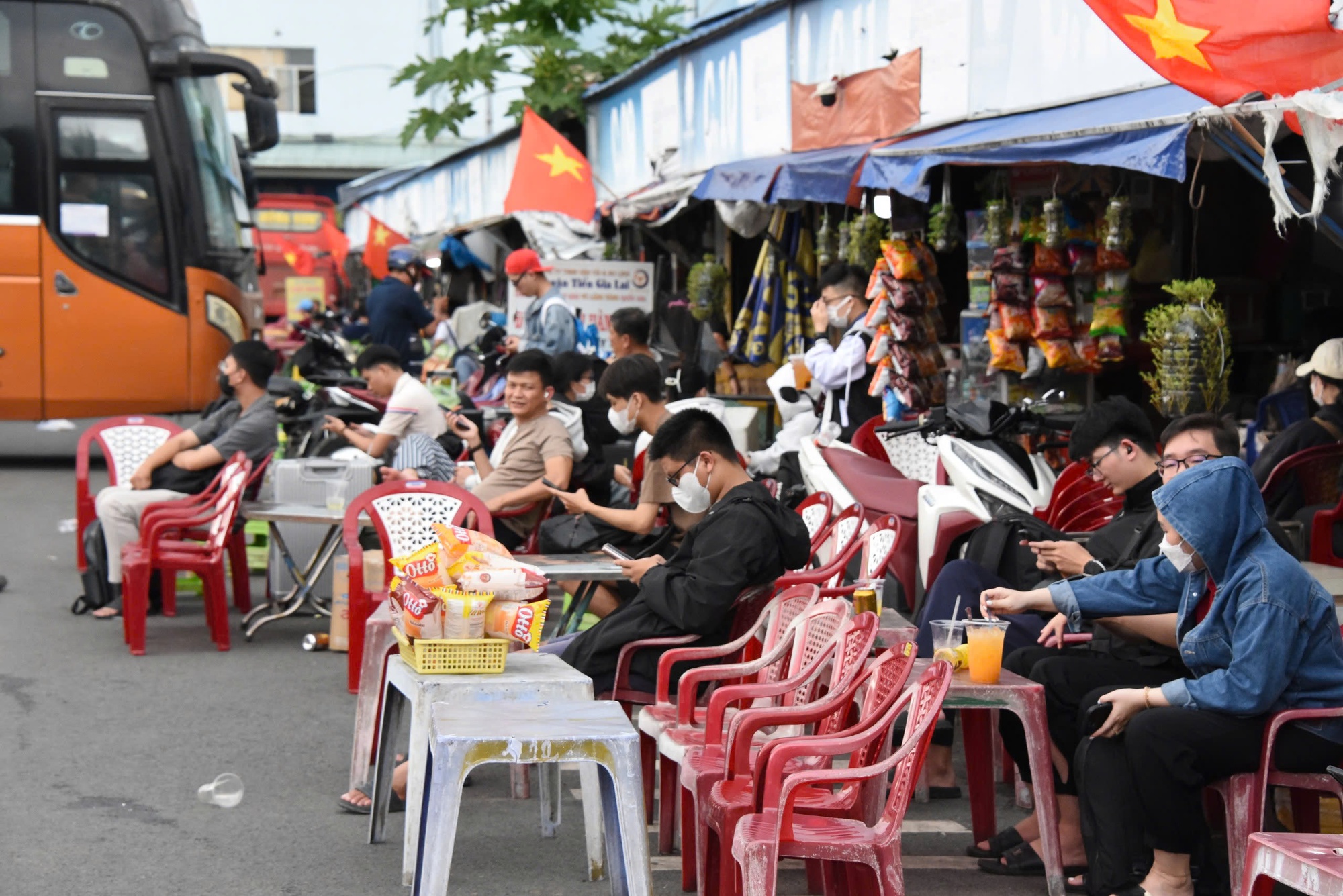 Cận cảnh người dân TP HCM về quê nghỉ lễ ở nhiều tuyến đường chiều tối 29-8- Ảnh 7.