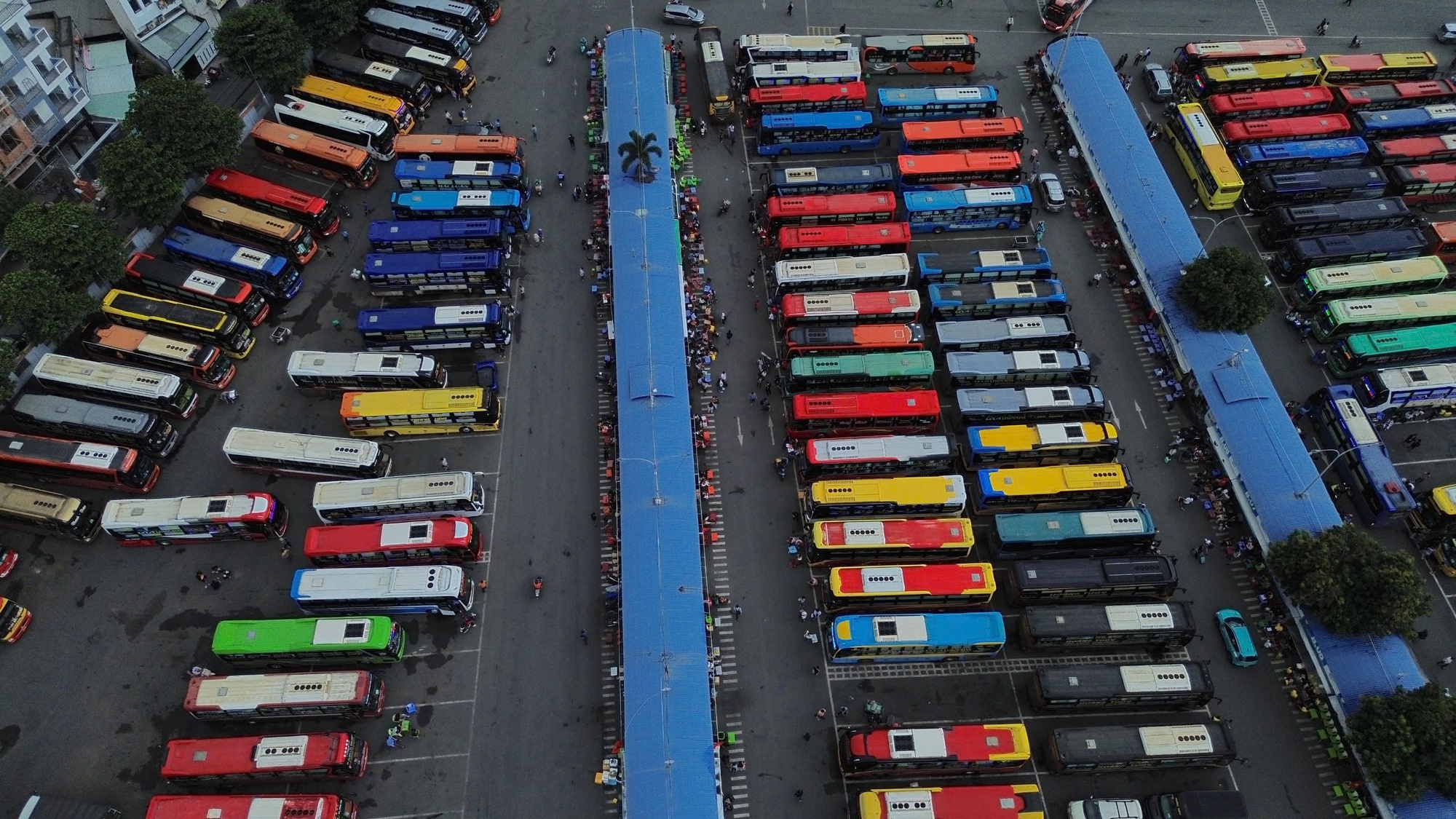 Cận cảnh người dân TP HCM về quê nghỉ lễ ở nhiều tuyến đường chiều tối 29-8- Ảnh 5.