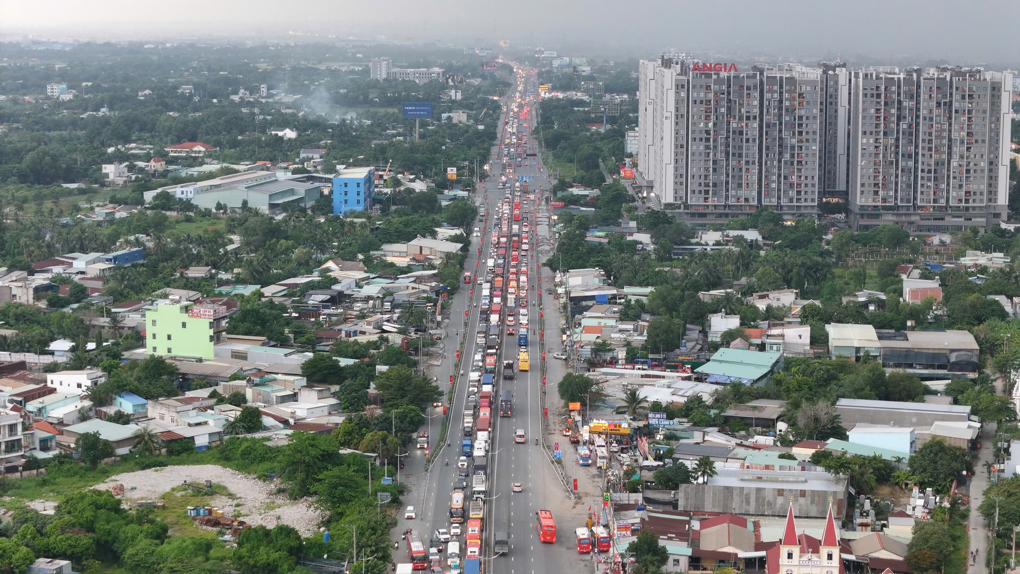 Cận cảnh người dân TP HCM về quê nghỉ lễ ở nhiều tuyến đường chiều tối 29-8- Ảnh 10.