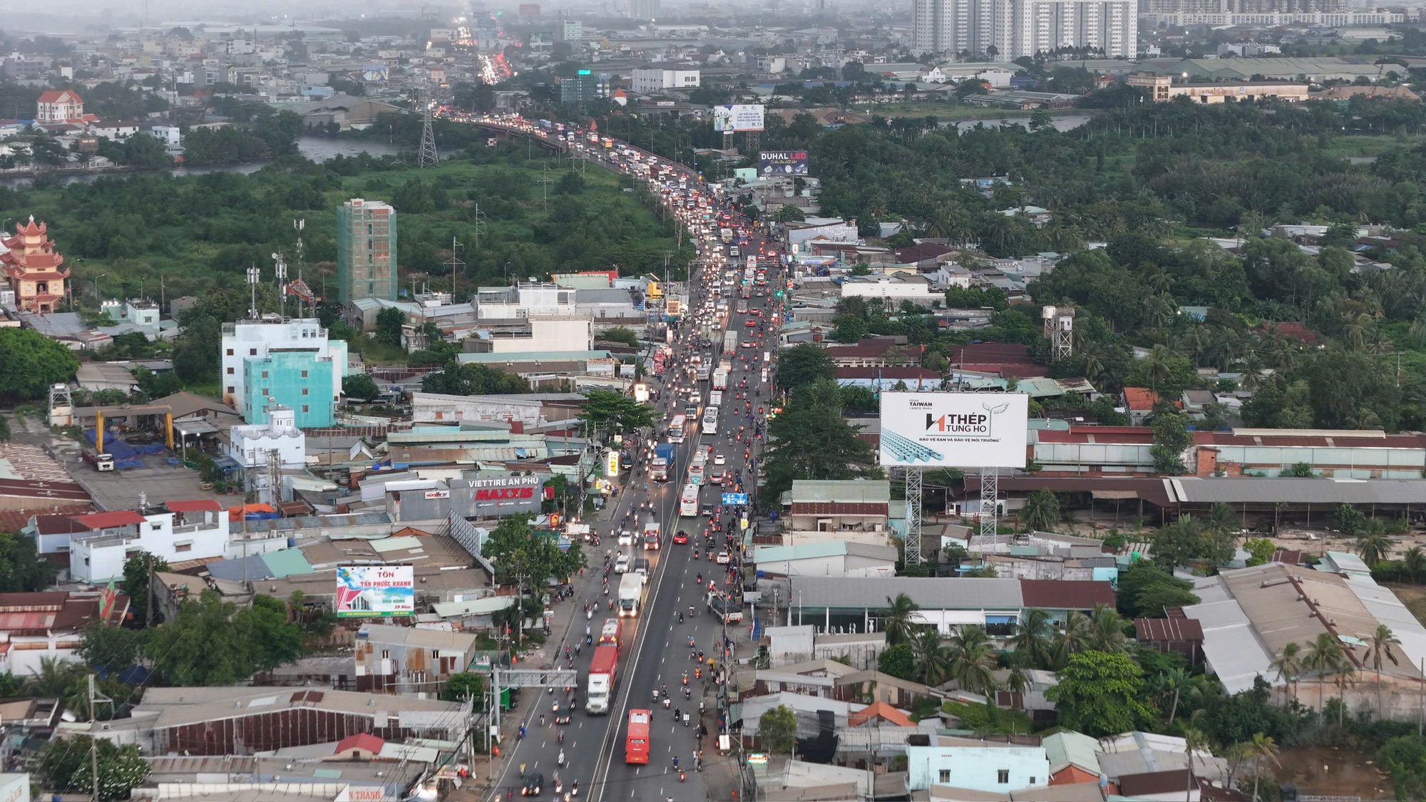 Cận cảnh người dân TP HCM về quê nghỉ lễ ở nhiều tuyến đường chiều tối 29-8- Ảnh 14.