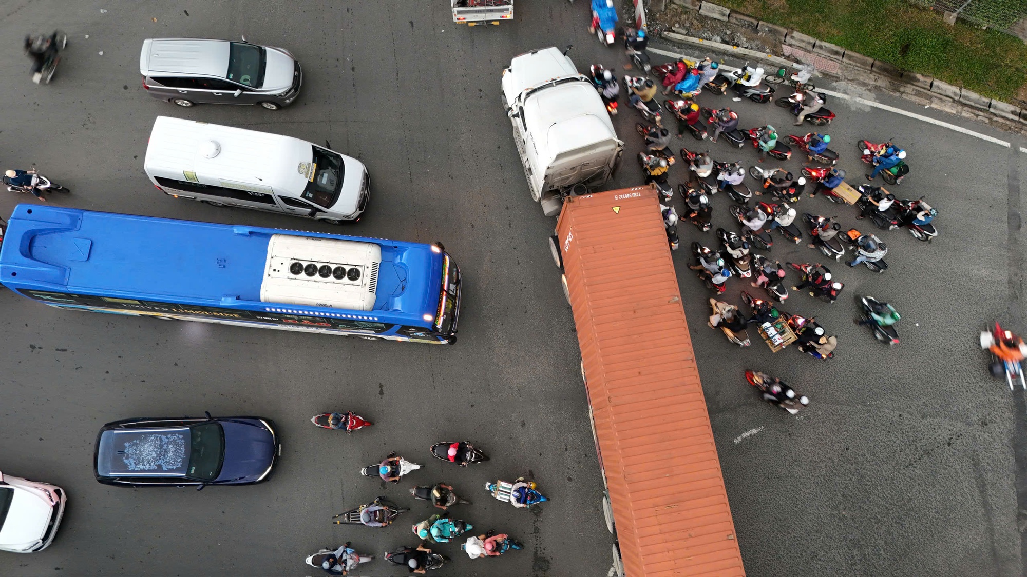 Cận cảnh người dân TP HCM về quê nghỉ lễ ở nhiều tuyến đường chiều tối 29-8- Ảnh 11.