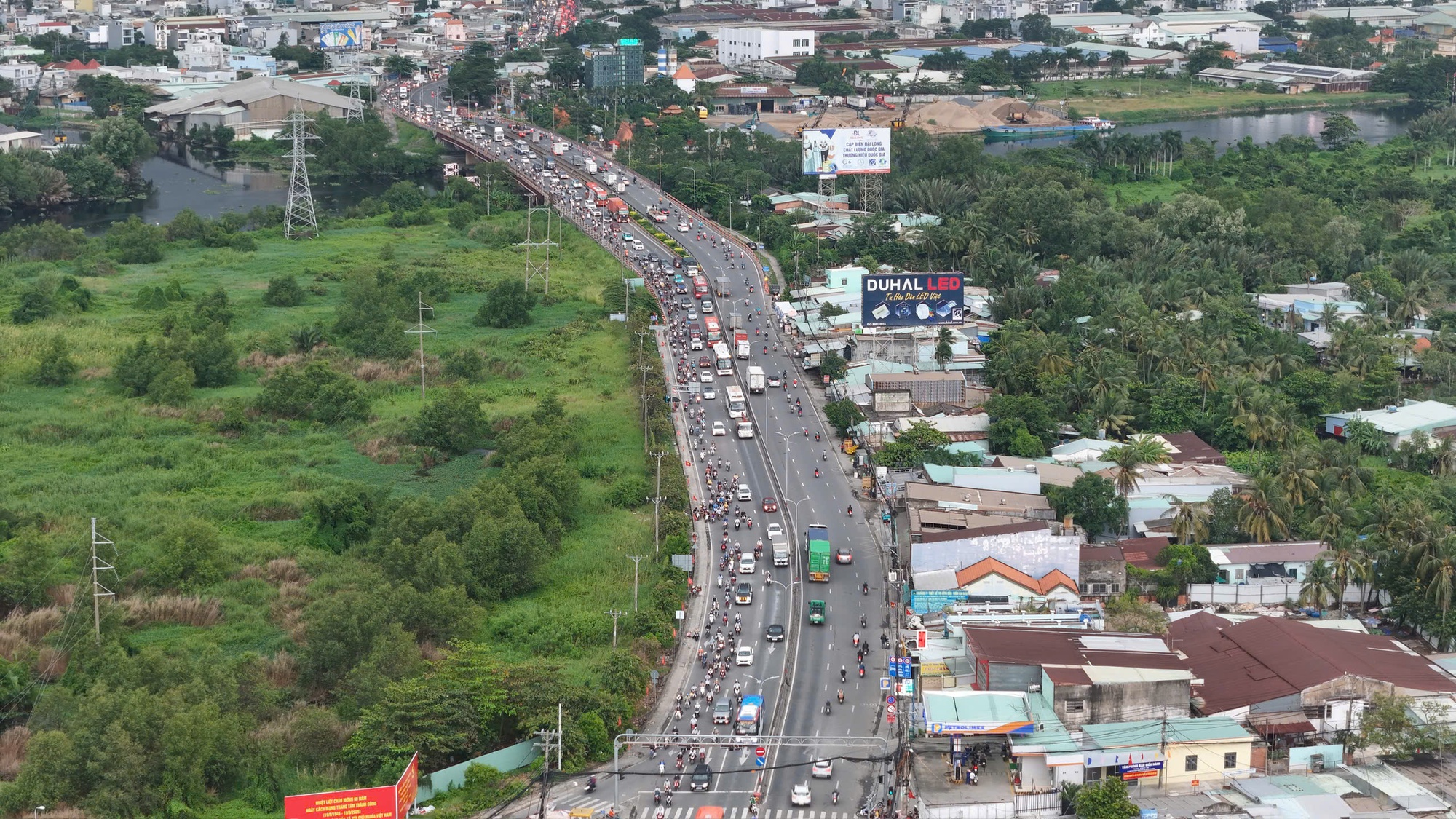 Cận cảnh người dân TP HCM về quê nghỉ lễ ở nhiều tuyến đường chiều tối 29-8- Ảnh 12.