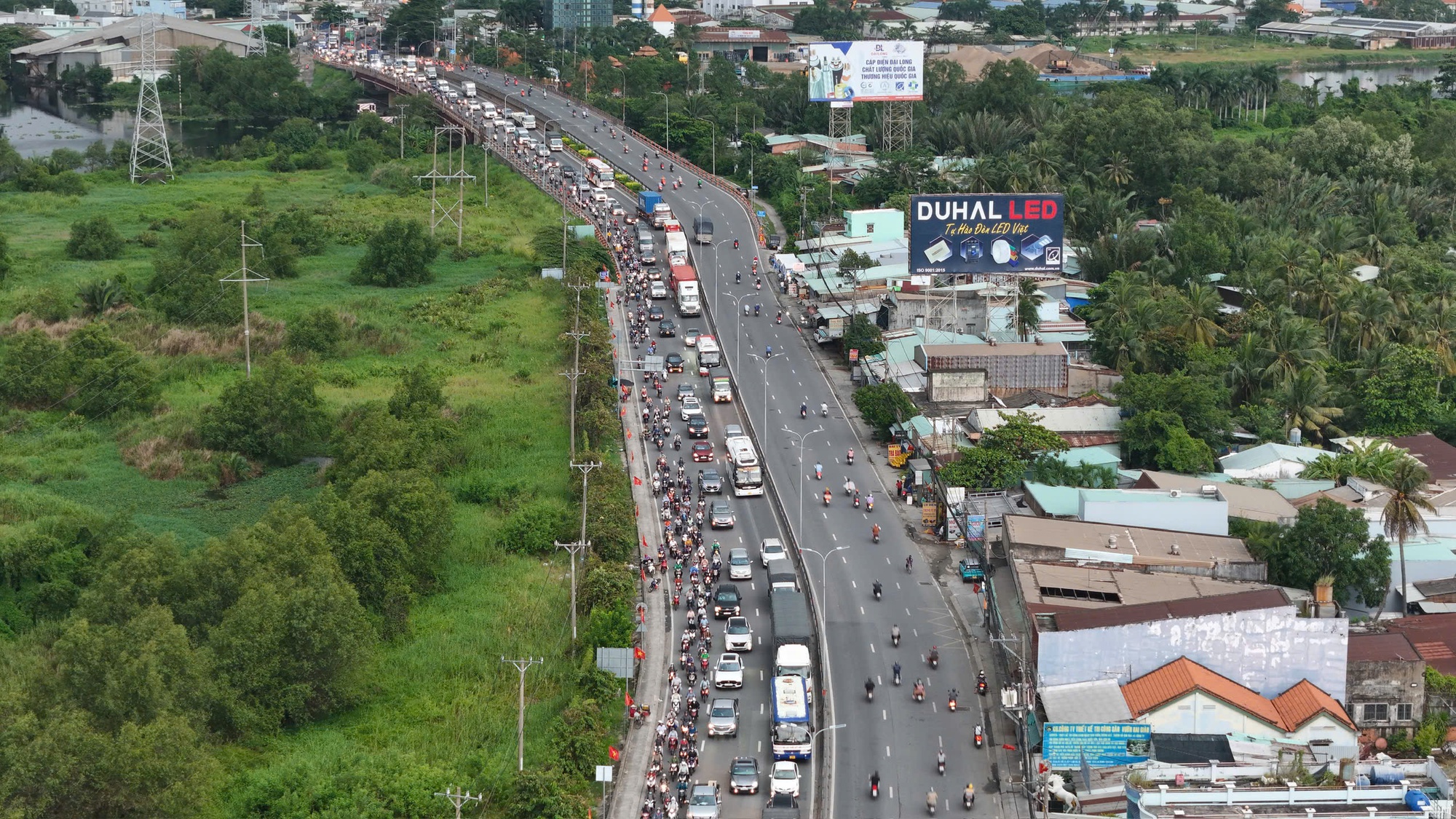 Cận cảnh người dân TP HCM về quê nghỉ lễ ở nhiều tuyến đường chiều tối 29-8- Ảnh 13.