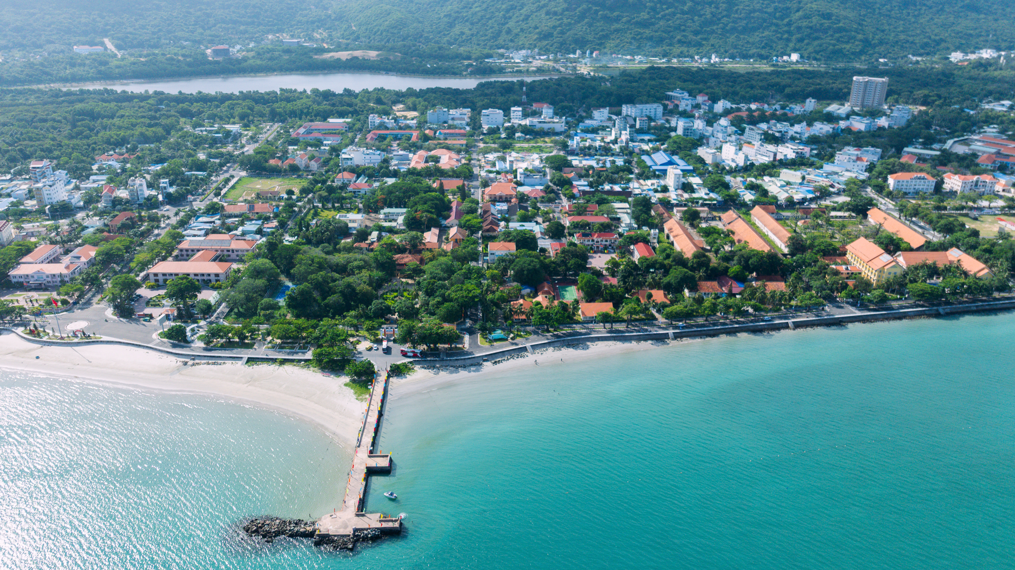Sân bay duy nhất có đường bay nội thành, cất hạ cánh ngay bên bãi tắm- Ảnh 10.