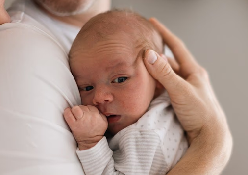 Bé trai 5 ngày tuổi trở thành "em bé già nhất hành tinh" phá kỷ lục thế giới- Ảnh 1.