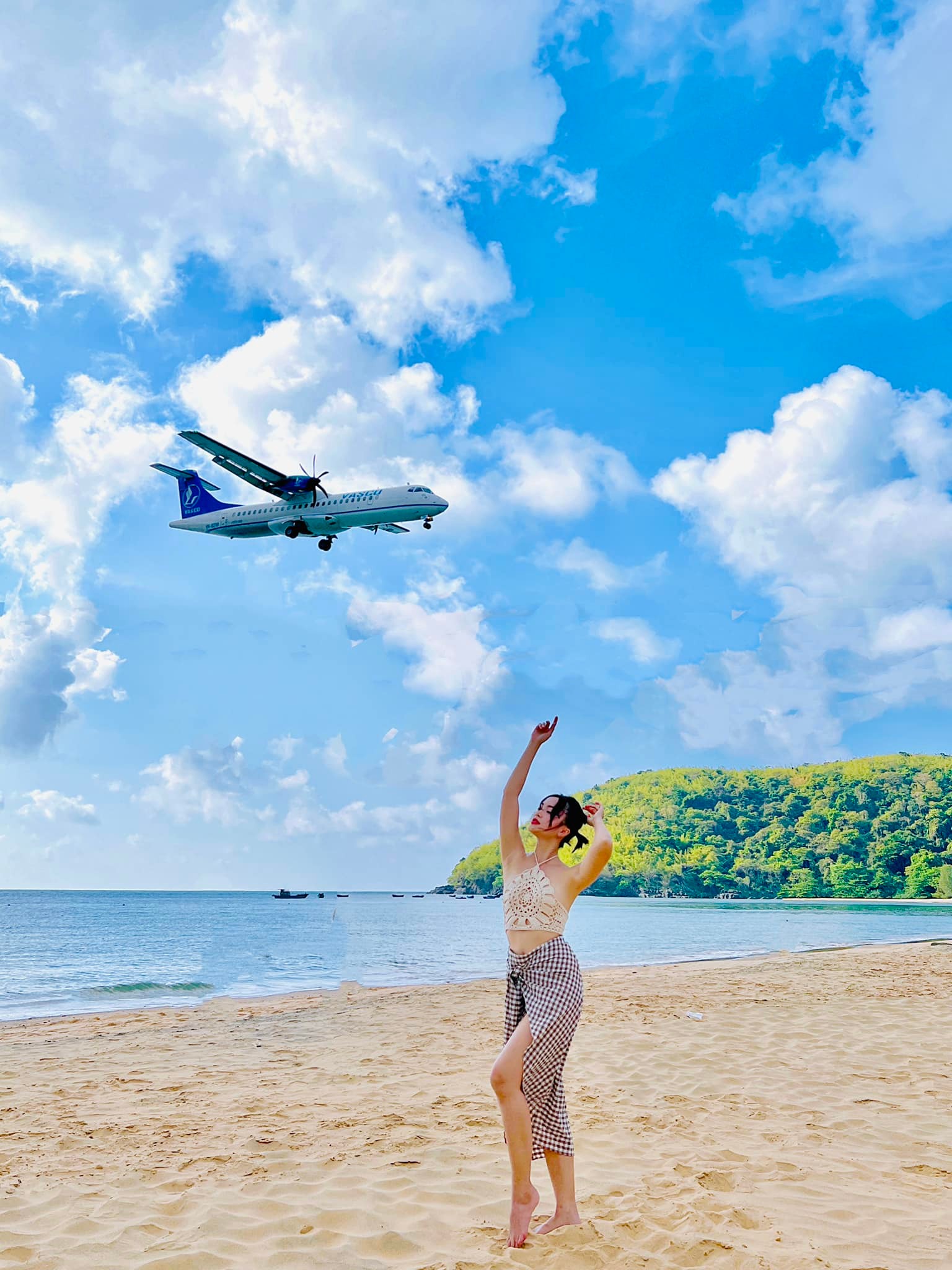 Sân bay duy nhất có đường bay nội thành, cất hạ cánh ngay bên bãi tắm- Ảnh 2.