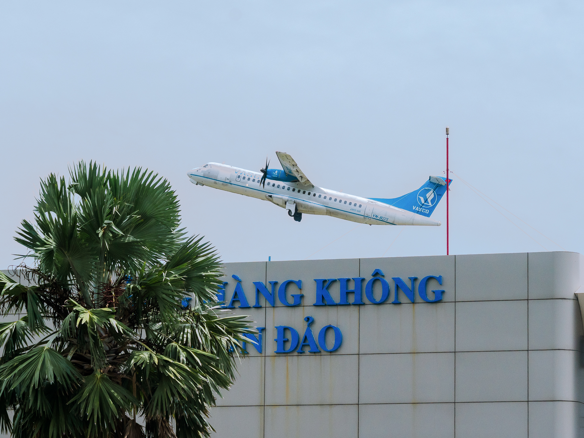 Sân bay duy nhất có đường bay nội thành, cất hạ cánh ngay bên bãi tắm- Ảnh 4.