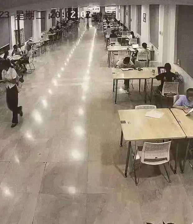 Nam sinh gãi ngứa trong thư viện bị chị khóa trên tố quấy rối tình dục đến mức muốn tự tử: Tòa tuyên bố sốc, "nạn nhân" hóa tâm điểm chỉ trích- Ảnh 1.