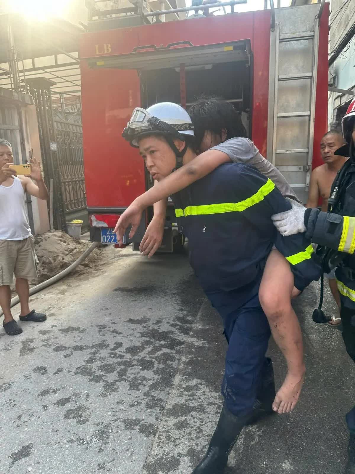 Giải cứu 3 cháu nhỏ mắc kẹt trong đám cháy ở phường Bồ Đề (Hà Nội)- Ảnh 2.