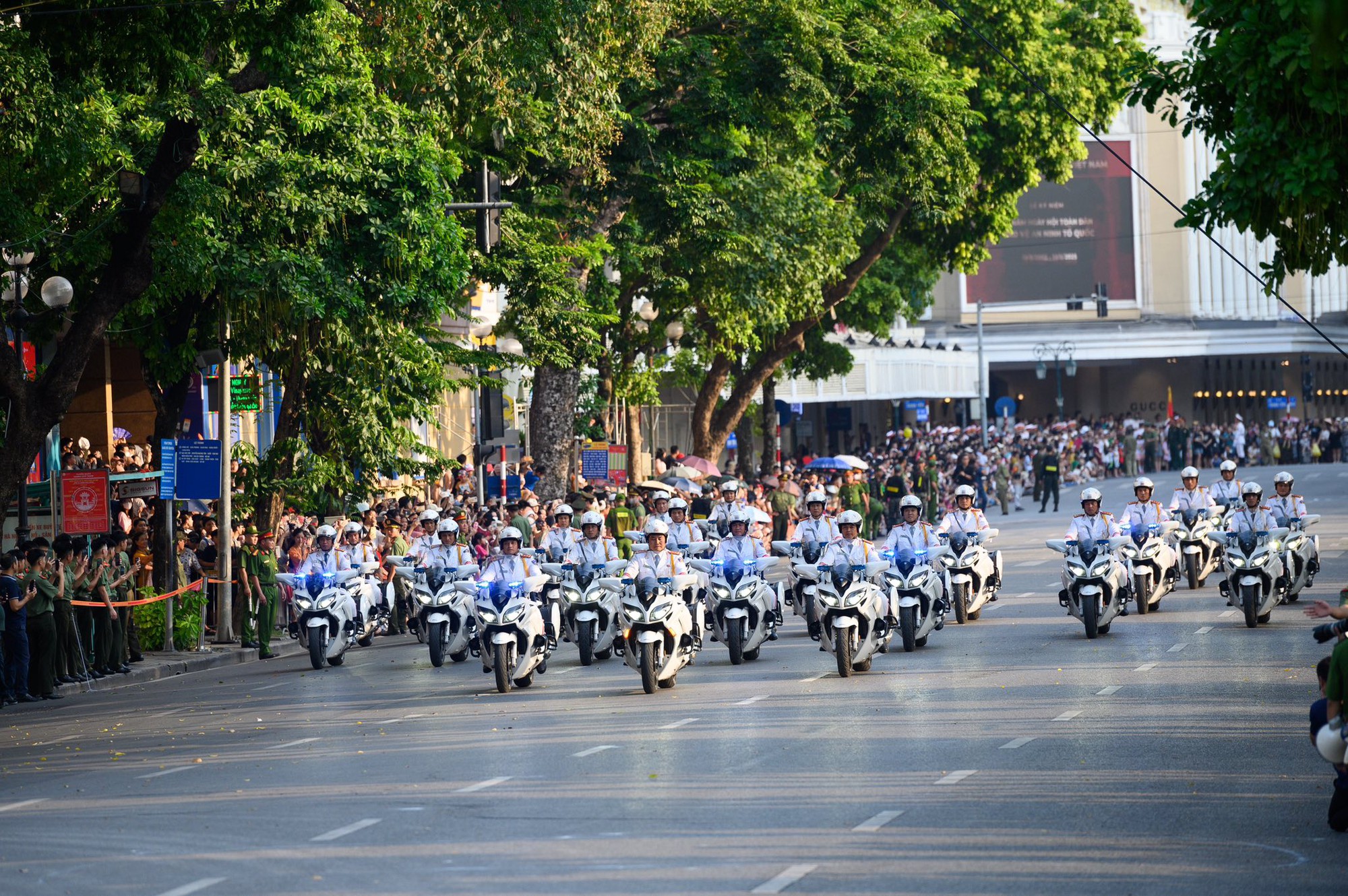 Visual tuyệt đối điện ảnh của nam cảnh vệ 1m85 trong đội hình Công an trình diễn chống khủng bố tại Hồ Gươm- Ảnh 1.