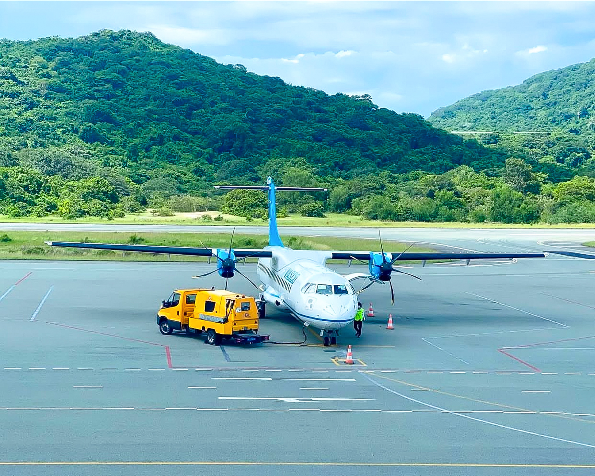 Sân bay duy nhất có đường bay nội thành, cất hạ cánh ngay bên bãi tắm- Ảnh 8.