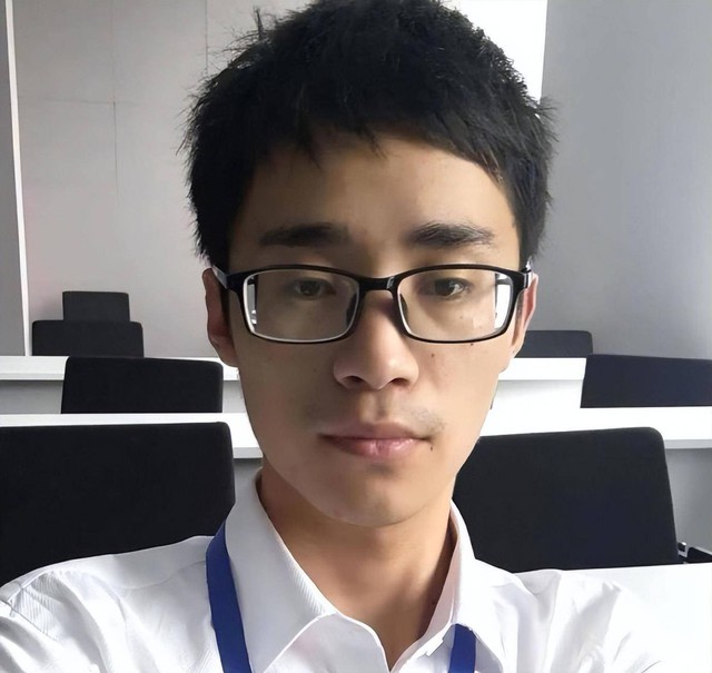 Nam sinh xuất sắc đột ngột qua đời ở tuổi 24, người cha kiểm tra 5 thẻ ATM con để lại rồi gục xuống bật khóc- Ảnh 1.