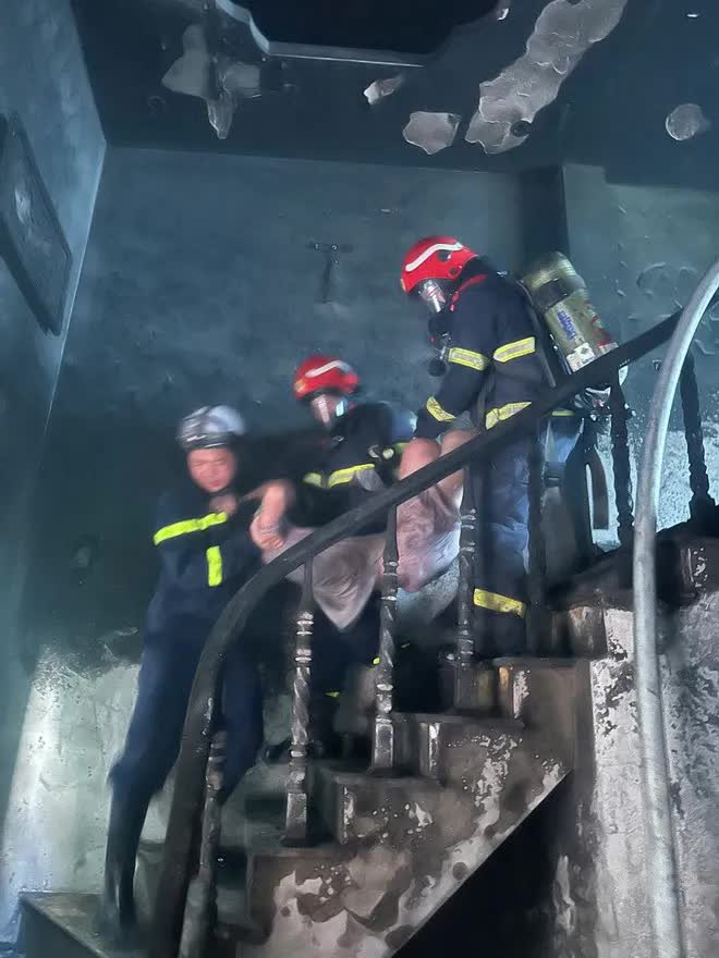 Giải cứu 3 cháu nhỏ mắc kẹt trong đám cháy ở phường Bồ Đề (Hà Nội)- Ảnh 1.